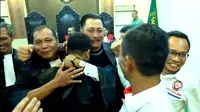 Ketua PHDI NTB, Ida Made Santi Santi Adnya  dan Gabungan Kuasa Hukum euforia sesaat setelah Hakim PN Mataram memvonis bebas dari dakwaan