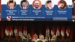 Sekjen Kemendagri Hadi Prabowo bersama Ketua KPK Agus Rahardjo, Ketua BPK Agung Firman Sampurna, Menko Perekonomian Airlangga Hartarto, Menko Polhukam Mahfud MD, Jaksa Agung ST Burhanuddin (ki-ka) saat panel I  Rakornas Indonesia Maju di Bogor, Rabu (13/11/2019). (Liputan6.com/Herman Zakharia)