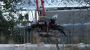 Crane mengevakuasi bangkai helikopter dari lokasi kecelakaan yang menewaskan bos Leicester City Vichai Srivaddhanaprabha di Leicester, Inggris, Kamis (1/11). Vichai ialah pengusaha Thailand yang membeli Leicester City pada 2010. (Aaron Chown/PA via AP)