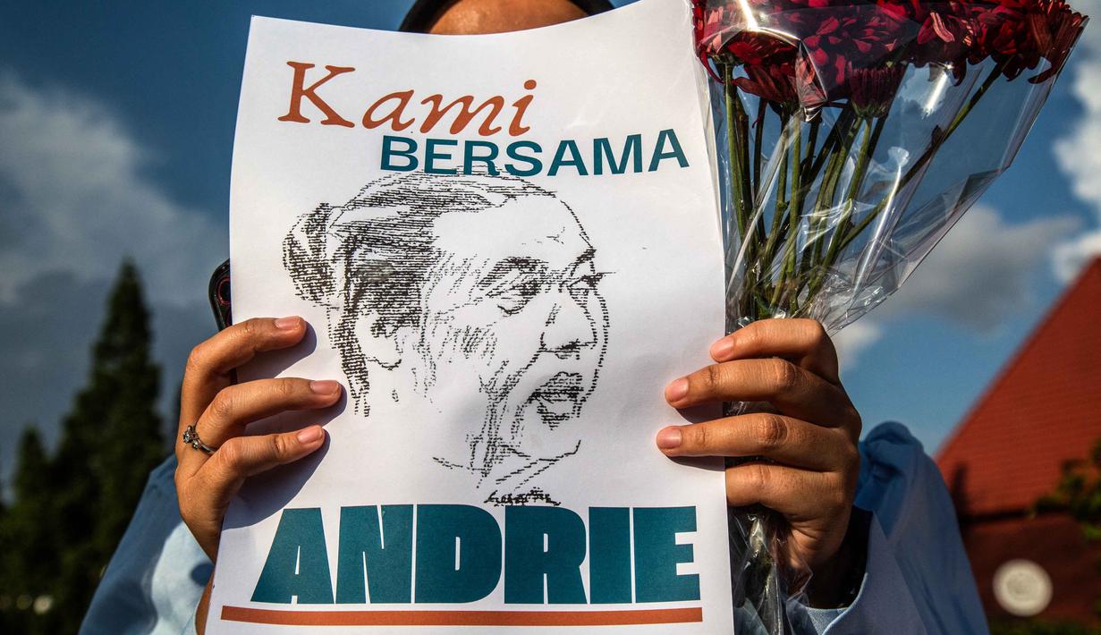 Seorang aktivis memegang poster saat demonstrasi mendukung Wakil Koordinator KontraS, Andrie Yunus, yang disiram air keras oleh orang tak dikenal, Yogyakarta, 14 Maret 2026. Wakil Koordinator Komisi untuk Orang Hilang dan Korban Tindak Kekerasan (KontraS), Andrie Yunus, mengalami serangan penyiraman air keras oleh orang tidak dikenal. (DEVI RAHMAN/AFP)