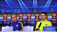 Gelandang Nemanja Matic (kanan) bersama mantan manajer Chelsea, Jose Mourinho (kiri). (AFP/Glyn Kirk)