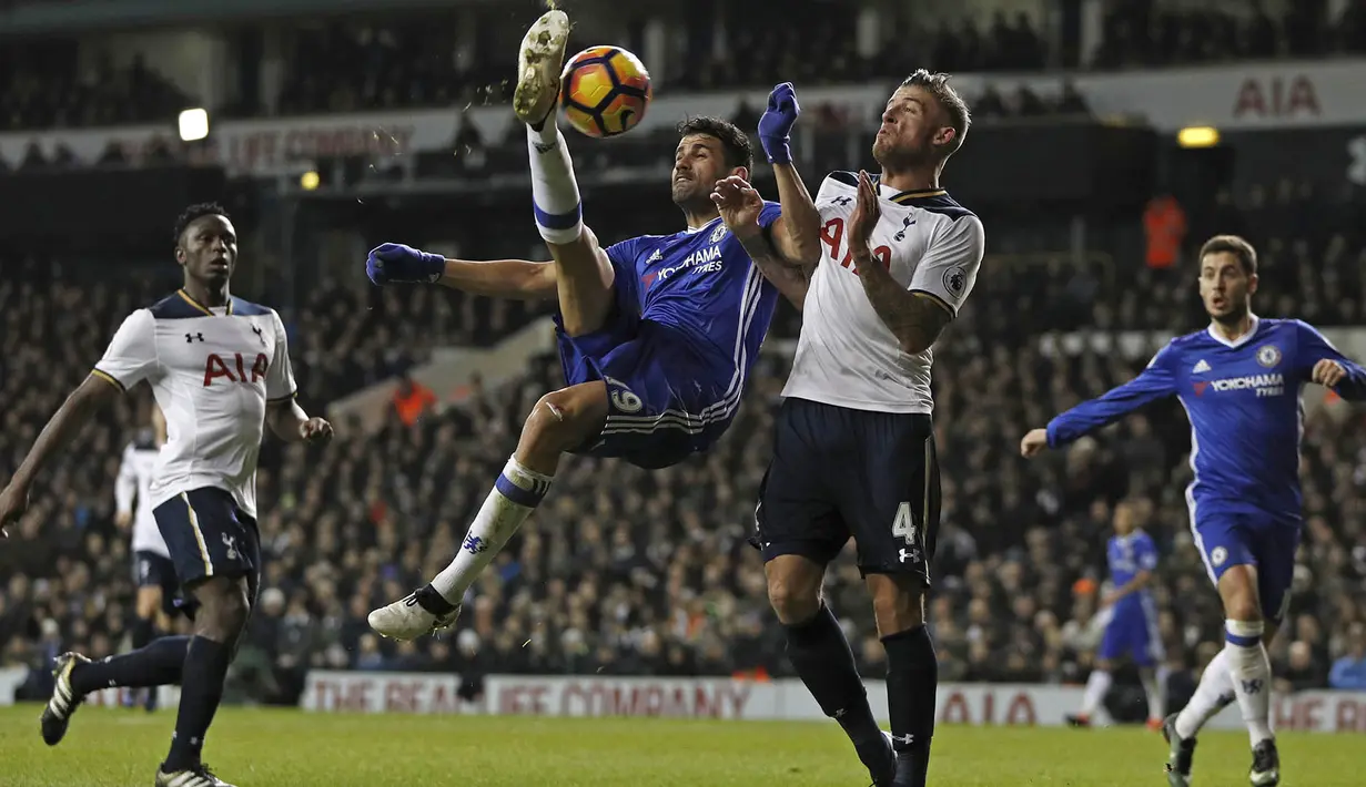 Striker Chelsea, Diego Costa, melakukan tendangan salto saat melawan Tottenham pada laga Liga Inggris di Stadion White Hart Lane, Inggris, Rabu (4/1/2017). Chelsea kalah 0-2 atas Tottenham. (AFP/Adrian Dennis)