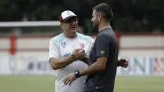 Pelatih PSM Makassar, Rene Alberts, bersalaman dengan pelatih Bhayangkara FC, Simon McMenemy, saat bertemu di Stadion PTIK, Jakarta, Minggu (2/12). Keduanya akan bertemu pada pekan ke-33 Liga 1. (Bola.com/Vitalis Yogi Trisna)