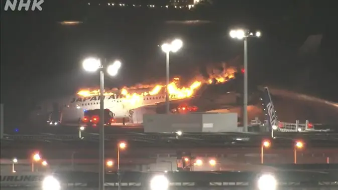 Pesawat Japan Airlines terbakar di Bandara Haneda, Tokyo, Jepang. (Screen grab video NHK)