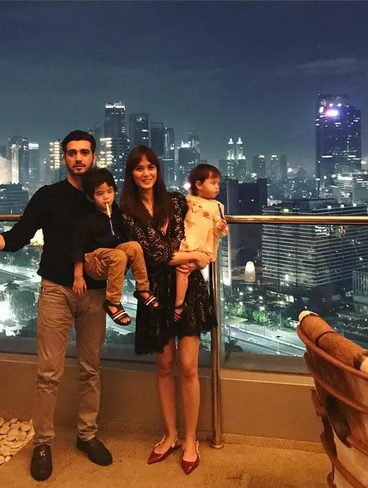 Pernikahan pasangan ini digelar di Hotel Dharmawangsa pada Kamis 12 Juni 2013. Kini pernikahan pasangan ini telah berusia empat tahun. Dua anak menjadi buah cintanya. (Instagram/renata711)