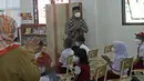 Menko PMK Muhadjir Effendy menyapa para siswa saat meninjau vaksinasi COVID-19 di SDN 01 Depok, Depok, Jawa Barat, Selasa (14/12/2021). Kunjungan tersebut untuk melihat persiapan vaksinasi COVID-19 anak usia 6-11 tahun yang dilaksanakan mulai hari ini. (Liputan6.com/Herman Zakharia)