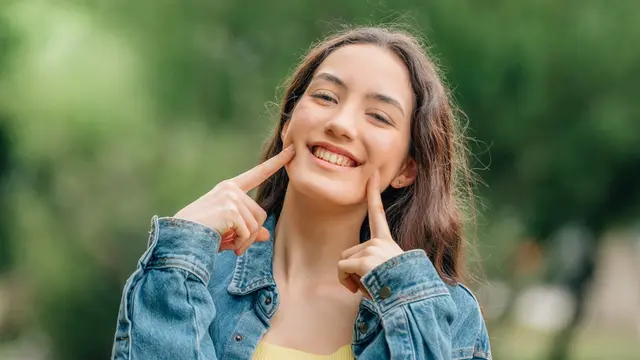 cantik ceria tersenyum