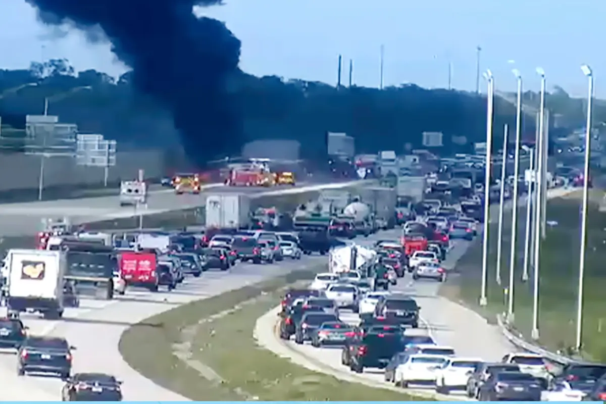 Pesawat tabrak jalan raya memicu gumpalan asap hitam membubung ke udara di Interstate 75, barat daya Florida. (AP)