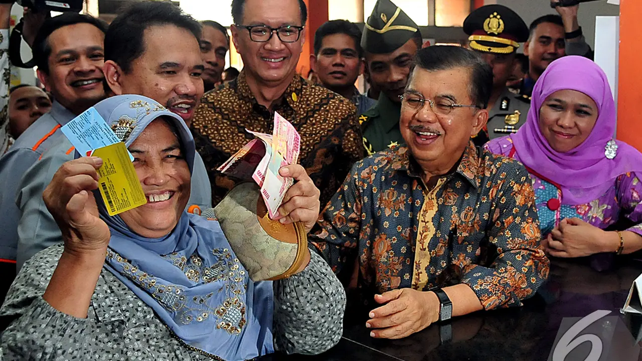 JK Saksikan Warga Bergembira Mendapat Uang