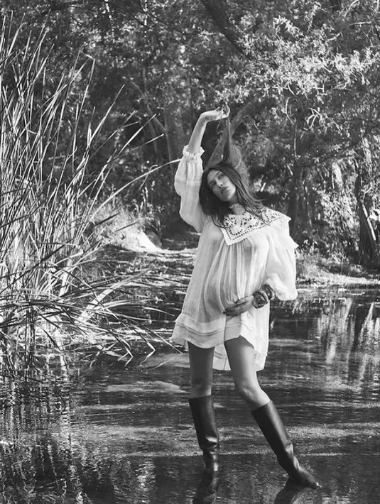 Kali ini, Hailey Bieber berfoto di sungai yang dangkal, mengenakan baju boho dan high boots. [Foto: Instagram/jdblegend_]