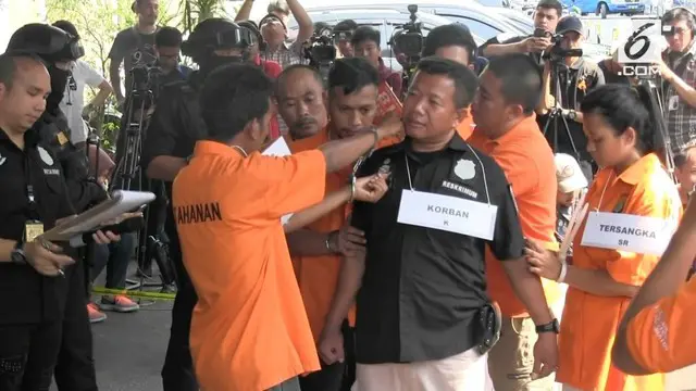 Polda Metro Jaya menggelar rekonstruksi pengeroyokan anggota TNI Kapten Komaruddin. Rekonstruksi menghadirkan 5 tersangka pelaku pengeroyokan