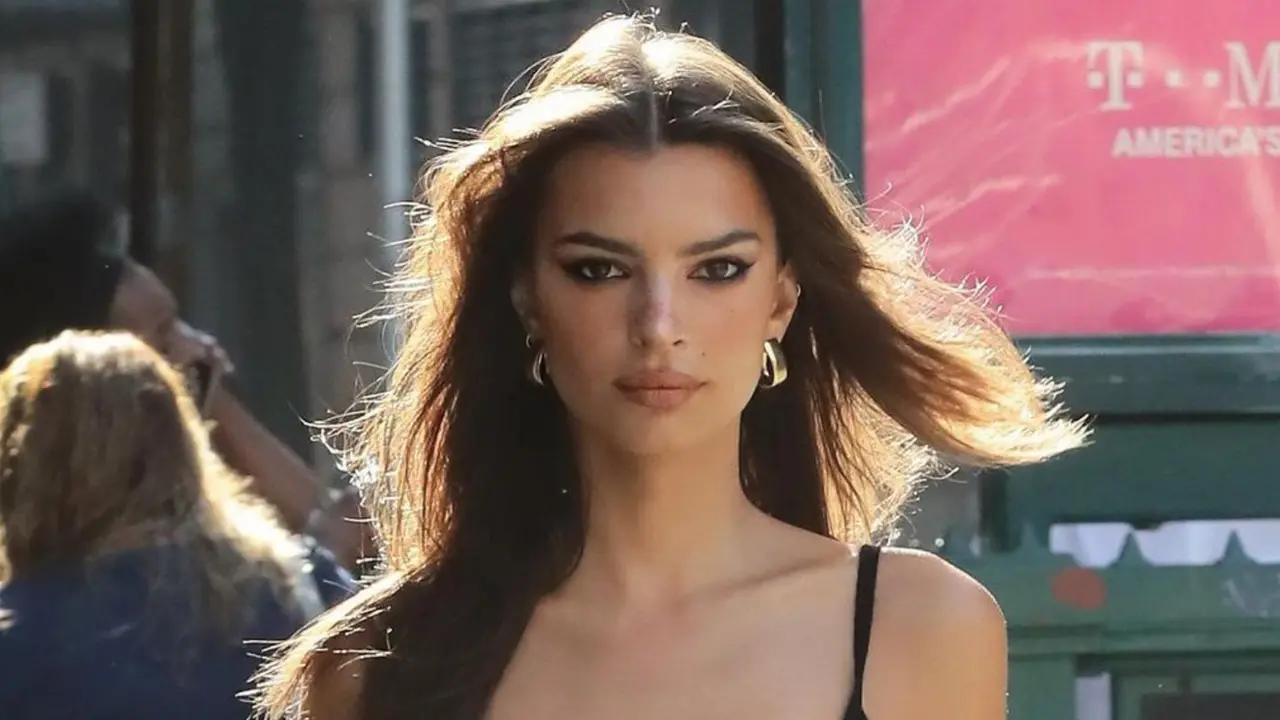 Potret Emily Ratajkowski, Model yang Dikabarkan Kencan dengan Pete Davidson