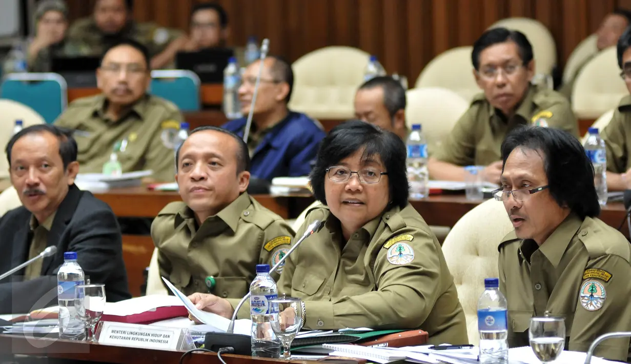 Menteri LHK, Siti Nurbaya (ketiga kiri) mengikuti Raker dengan Komisi IV DPR RI, Jakarta, (18/4). Rapat tersebut Menteri LHK meminta Proyek Reklamasi pantai utara Jakarta, kabupaten Tangerang dan Bekasi untuk di berhentikan. (Liputan6.com/JohanTallo)