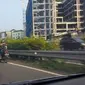 Belum ada petugas yang menindak pengendara sepeda motor itu. (@jon220cc)