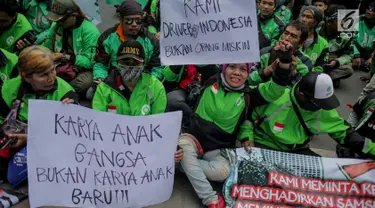 Pengemudi ojek online berunjuk rasa di depan kantor Kedutaan Besar Malaysia, Jakarta, Selasa (3/9/2019). Mereka protes terhadap penyataan kontroversial bos Big Blue Taxi, perusahaan taksi Malaysia, terkait rencana Gojek mengaspal di Negeri Jiran. (Liputan6.com/Faizal Fanani)