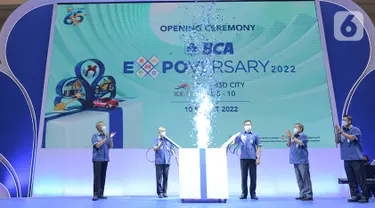 Wakil Presiden Direktur PT. Bank Central Asia Tbk (BCA) Suwignyo Budiman (kedua kiri) didampingi jajaran Direktur BCA dan Ketua Panitia Pameran Petrus Karim (kiri) membuka BCA Expoversary 2022 di Indonesia Convention Exebition (ICE) BSD, Tangerang, Banten, Kamis (10/3/2022). (Liputan6.com/HO/Eko)