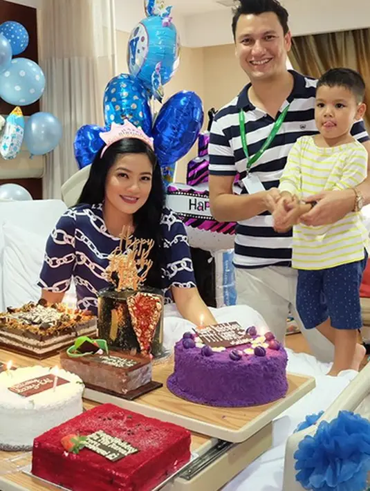 “Abang Arjuna sayang adek Kai 😍💋 seneng bgt dia, setiap bangun tidur yg dicari adeknya,” tulis Titi di bagian awal keterangan unggahan videonya. (Instagram/Titi_kamal)