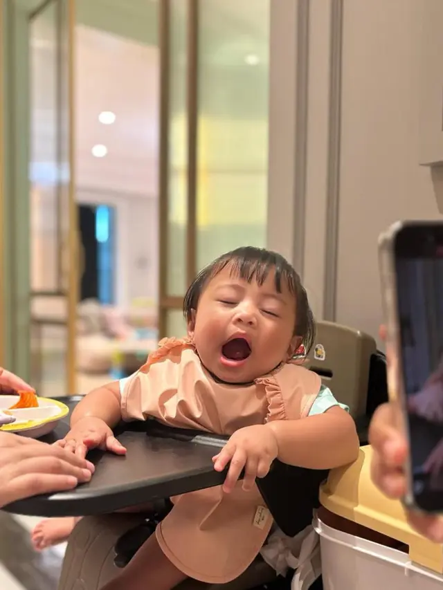 Ekspresi Lily saat makan bikin salfok! (credit:instagram.com/raffinagita1717)