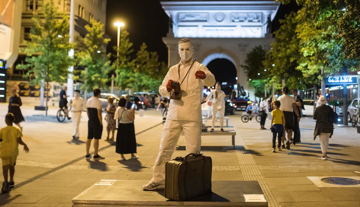 Seorang peserta berpakaian patung tampil dalam Statue Fest 2020 dengan tema "Skopje Disaat Corona", di alun-alun utama Skopje, Ibu Kota Makedonia Utara, 5 September 2020. Festival ini diselenggarakan oleh "Teatrosk" produksi teater jalanan yang menampilkan berbagai figur. (Robert ATANASOVSKI/AFP)