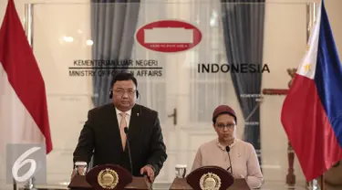 Menlu RI Retno Marsudi (kanan) dan Menlu Filipina Jose Rene Almendras memberi keterangan pers, Jakarta, Rabu (4/5). Keduanya membahas penyanderaan empat warga negara Indonesia oleh kelompok sipil bersenjata di Filipina. (Liputan6.com/Faizal Fanani)