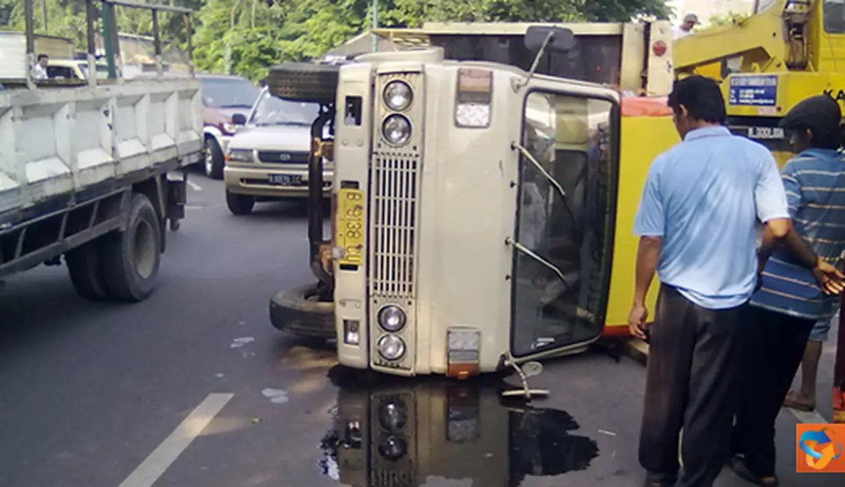 Citizen6, Jakarta: Sebuah truk terguling di Jalan Bandengan, Jakarta Utara, yang menuju arah Grogol, Senin (25/7). Kecelakaan itu mengakibatkan kemacetan panjang. (Pengirim: Angga Thio)  