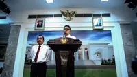   Menteri Sekretaris Negara Pratikno dan Jubir Kepresidenan Johan Budi SP mengumumkan pemberhentian Arcandra Tahar dari posisinya sebagai Menteri ESDM di Istana Negara, Jakarta Pusat, Senin (15/8/2016). (Liputan6.com/Faizal Fanani) 