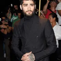 Terasa memilukan memang. Namun Zayn Malik tak merasa sedih yang berlarut. Pasalnya ia juga telah mendapat kemenangan dalam kategori Best Solo Breakout Award. (AFP/Bintang.com)