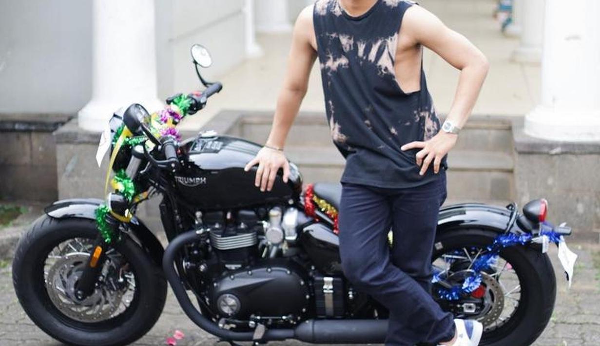 Salah satu kendaraan mewah milik Rizky Billar adalah sepeda motor mahal. Kendaraan tersebut merupakan kado dari Lesti Kejora untuknya. (Foto: Instagram/rizkybillar)