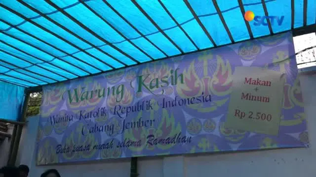 Paguyuban Ibu Jemaat Katolik di Jember, Jawa Timur, menggelar makanan buka puasa atau takjil murah.