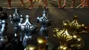 Peserta binaraga melenturkan kaki dibelakang deretan tropi yang akan diperebutkan pada acara kontes Arnold Klasik Eropa 2015 di Madrid, Spanyol, Jumat (25/9). (REUTERS/Susana Vera)