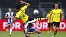 Pemain Borussia Dortmund, Emre Can, berebut bola dengan pemain Hertha Berlin, Vladimir Darida, pada laga Bundesliga di Stadion di Signal Iduna Park, Sabtu (6/6/2020). Borussia Dortmund menang 1-0 atas Hertha Berlin. (AP/Lars Baron)