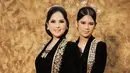 Annisa Pohan dan sang putri tampil mengenakan kebaya khas jawa warna hitam berbahan velvet yang memiliki detail bordiran keemasan. Credit: Instagram (@annisayudhoyono)