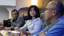 Pemerhati sepakbola Mahfud MD (kiri) dan Komisoner Komnas HAM Siane Indriani saat melakukan pertemuan di kantor Komnas HAM, Jakarta, Kamis (13/8/2015). Pertemuan tersebut terkait pembekuan PSSI oleh Kemenpora. (Liputan6.com/Helmi Afandi)
