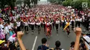 Sekitar 2000 penari membawakan tarian tradisional Indonesia saat Car Free Day di Senayan, Jakarta, Minggu (13/08). Tarian ini merupakan rangkaian dari kampanye Indonesia Is Me yang diadakan untuk mensyukuri Kemerdekaan RI. (Liputan6.com/Fery Pradolo)