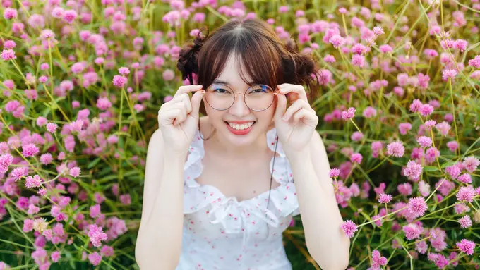 kacamata gadis muda bunga bahagia tertawa