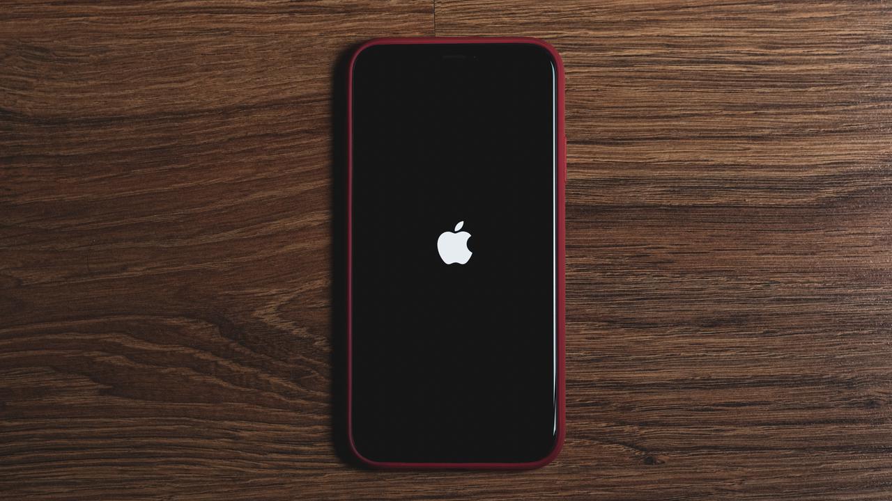 Ilustrasi Logo iPhone di Atas Layar.