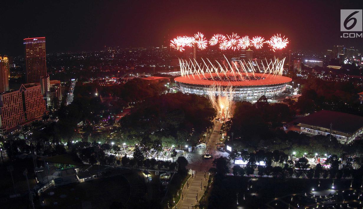 Pesta kembang api menyemarakkan upacara pembukaan Asian Games 2018 di Stadion Utama Gelora Bung Karno (SUGBK), Senayan, Jakarta, Sabtu (18/8). (Bola.com/ Iqbal Ichsan)