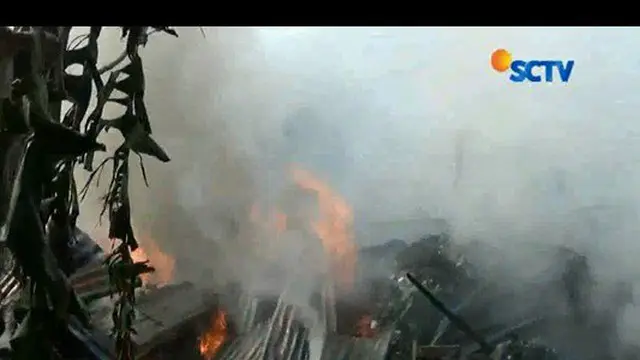 Sebuah penampungan barang bekas di Tangerang Selatan ludes terbakar. Sementara itu,  kisruh ojek online di bandar lampung terus berlanjut.