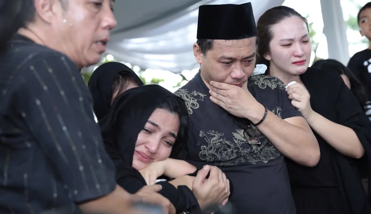 "Mamaaaa," ucap Ashanty terdengar beberapa kali di TPU Jeruk Purut, Senin (7/11). Kesedihan mendalam Ashanty, begitu terlihat. Dengan mata merah mata sembab lantaran berulang kali ia tak kuasa menahan air matanya. (Galih W. Satria/Bintang.com)