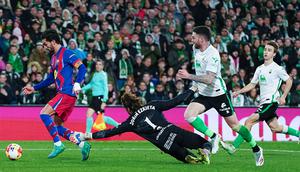 Pemain Barcelona, Ferran Torres, melewati kiper Racing Santander, Jokin Ezkieta, sebelum menjebol gawangnya pada babak 16 besar Copa del Rey di Estadio El Sardinero, Jumat (16/1/2025). (AP Photo/Miguel Oses)
