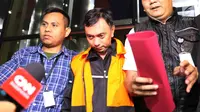 Auditorat III BPK Ali Sadli usai di tetapkan sebagai tersangka oleh KPK keluar dari gedung KPK, Jakarta, Sabtu (27/5). (Liputan6.com/Angga Yuniar)