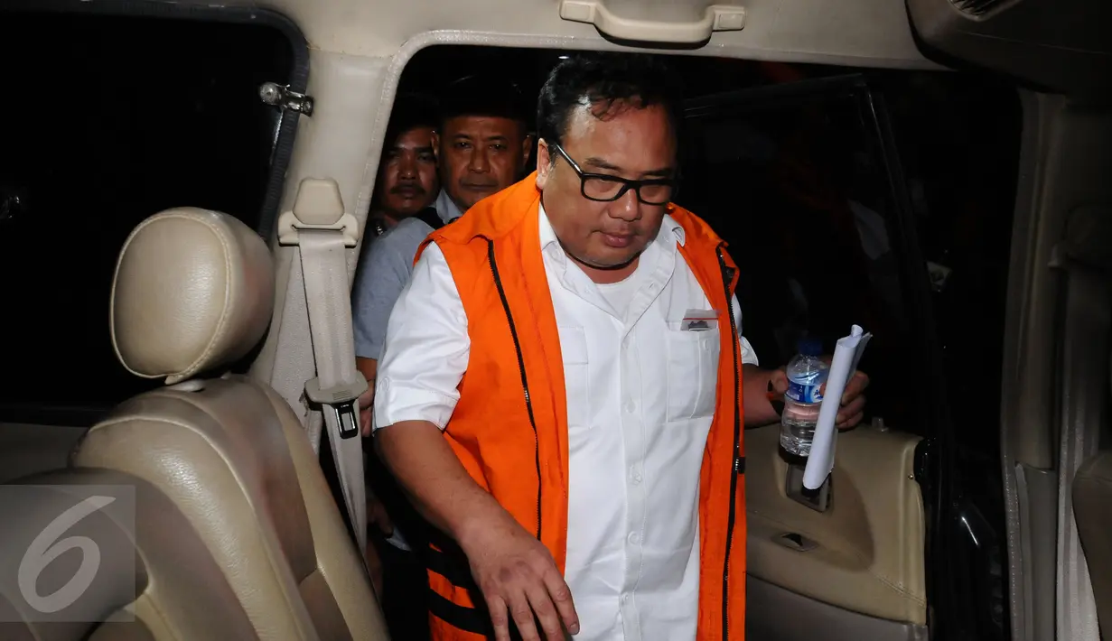 Basuki Hariman masuk ke mobil tahanan saat meninggalkan gedung KPK usai menjalani pemeriksaan terkait penyuapan Hakim MK, Patrialis Akbar, Jakarta, Jumat (27/1). Basuki diduga memberi suap USD 20 ribu dan SGD 200 ribu. (Liputan6.com/Helmi Fithriansyah)