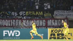 Penyerang Sriwijaya FC, Yohanis Nabar, merayakan gol yang dicetaknya ke gawang PS TNI pada laga Piala Bhayangkara di Stadion Si Jalak Harupat, Bandung, Minggu (20/3/2016). Sriwijaya FC berhasil menang 2-1 atas PS TNI. (Bola.com/Vitalis Yogi Trisna)