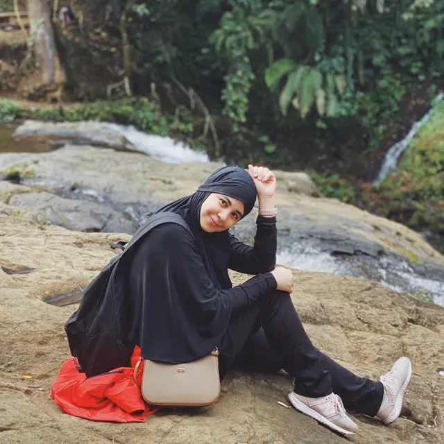 Biasa Pakai Gamis, Ini 6 Potret Gaya Santai Risty Tagor saat Mendaki Gunung