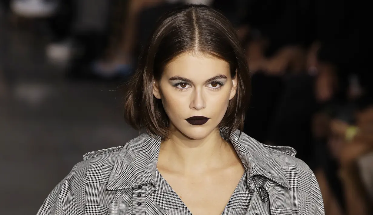 Model Kaia Gerber mengenakan busana Spring Summer 2020 koleksi Max Mara Spring Summer 2020 di Milan, Italia (19/9/2019). Gadis 18 tahun ini tampil memesona dengan lipstik gelap yang ia kenakan di atas catwalk. (AP Photo/Luca Bruno)