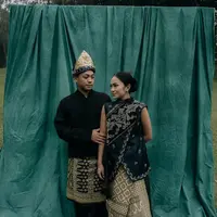 Tamara Kalla tampil elegan dengan berbakut kain wastra berupa songket. Riasan sederhana dengan sanggul dan perhiasan yang membuat gayanya kian elegan. [Foto: Instagram/ trysutrisnooo]