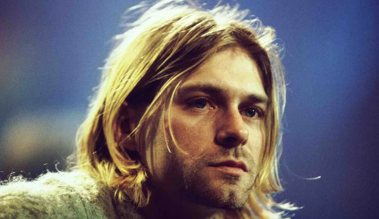 Orangtua Kurt Cobain bercerai   dan membuatnya menjadi   gelandangan. Dilansir dari   Ranker, ia sempat tinggal di  kolong jembatan. (Alternative   Nation)