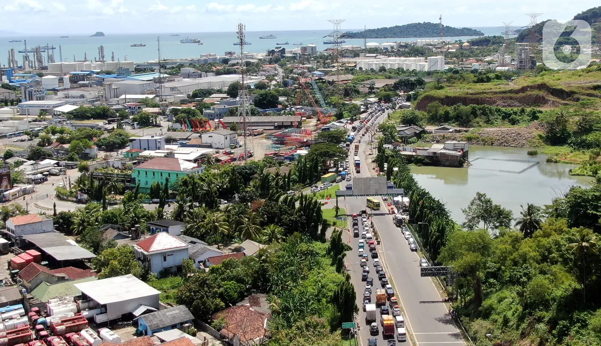 <p>Foto udara memperlihatkan kemacetan yang terjadi dalam Tol Tangerang-Merak, Banten, Jumat (29/4/2022). Kemacetan sepanjang 7 Kilometer mengular hingga ke dalam tol akibat lonjakan pemudik yang hendak menyeberang ke Pulau Sumatera melalui Pelabuhan Merak. (Liputan6.com/Angga Yuniar)</p>