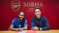 Raheem Sterling (kiri) berfoto bersama Direktur Olahraga Arsenal, Edu Gaspar, saat menandatangani kontrak peminjaman selama satu musim, Jumat (30/8/2024). (X/Arsenal)