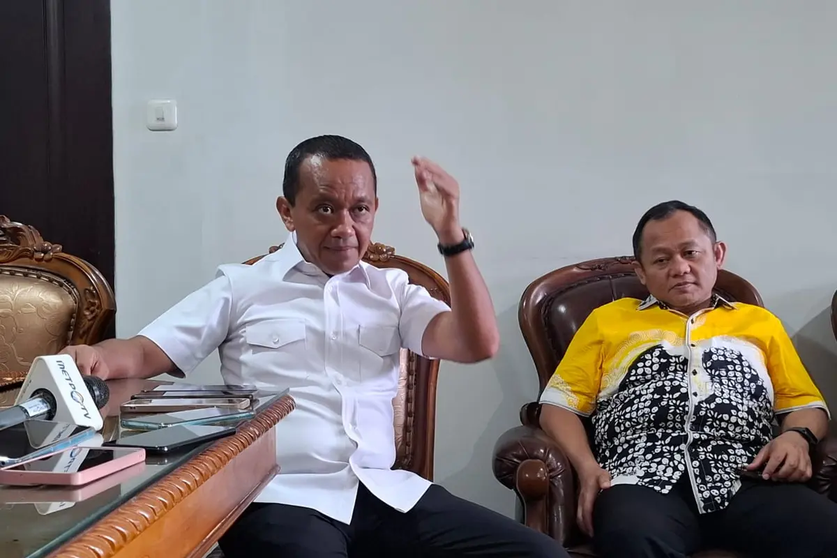 Menteri Energi dan Sumber Daya Mineral (ESDM) Bahlil Lahadalia kediamannya di kawasan Duren Tiga, Jakarta Selatan, Rabu (27/11/2024). (Sulaeman/Merdeka.com)
